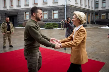 Unijní představitelé v Kyjevě slíbili výcvik tisíců vojáků i nové sankce