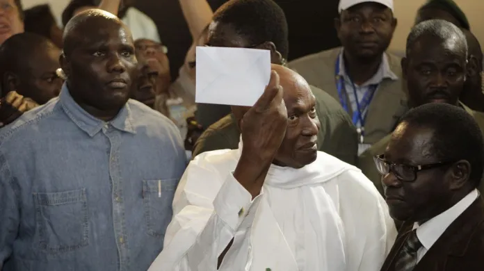 Dosavadní prezident Abdoulaye Wade míří k volební urně