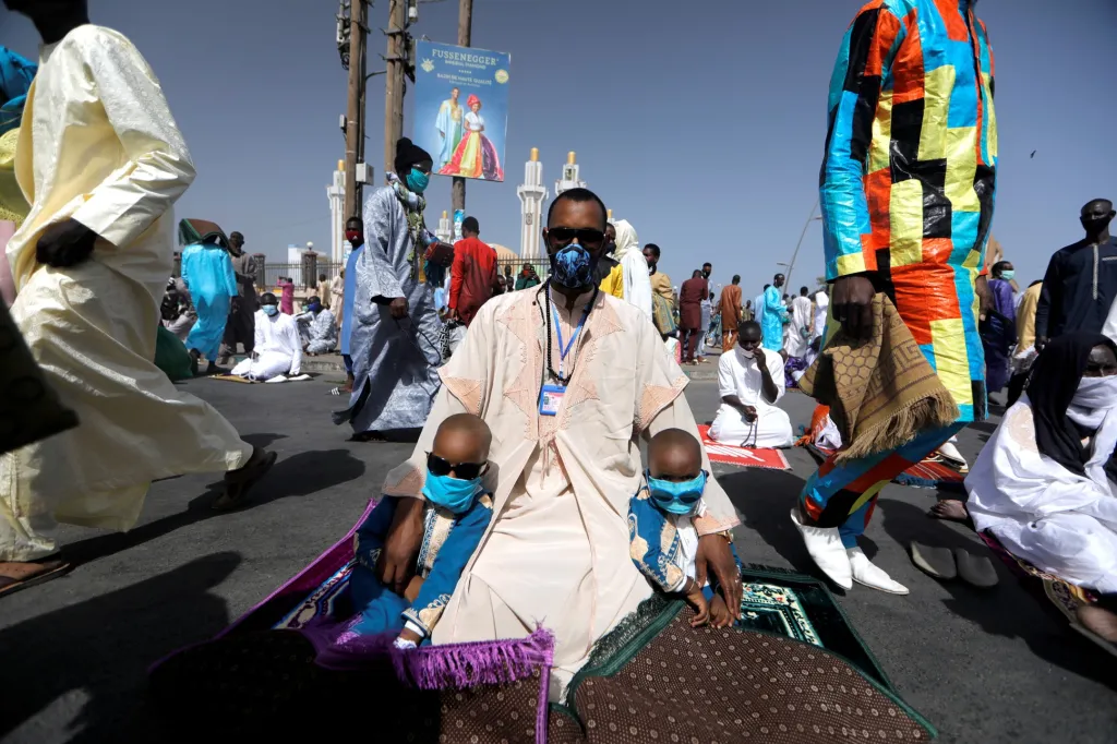 Muž ze Senegalu vzal své dva malé syny, aby si společně užili ukončení ramadánu v Dakaru