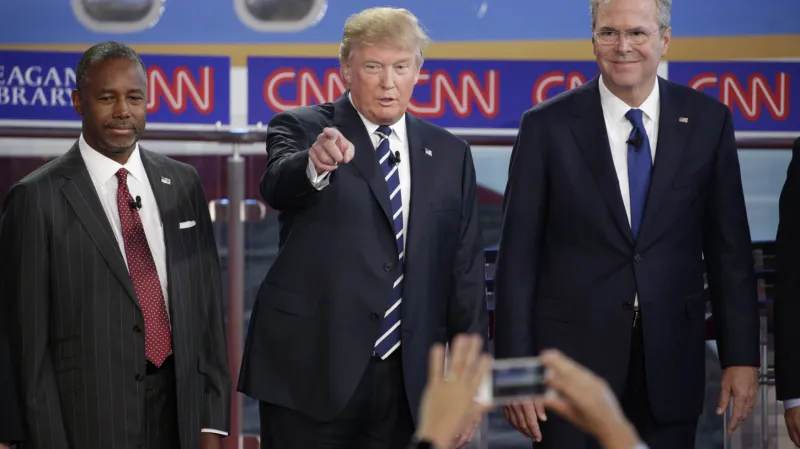 Zleva Ben Carson, Donald Trump a Jeb Bush