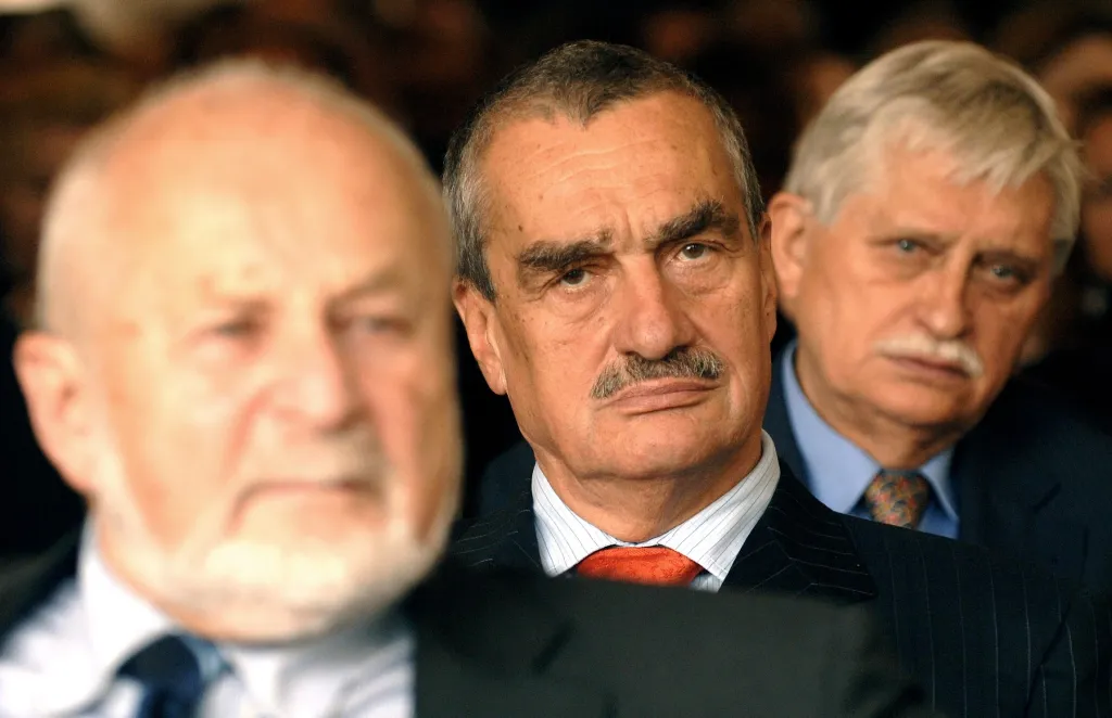 Zleva ředitel Nadace Charty 77 František Janouch, ministr zahraničí Karel Schwarzenberg a bývalý šéf české diplomacie Jiří Dienstbier na setkání někdejších mluvčích Charty 77, které se konalo 11. září 2007 při příležitosti vydání publikace „Charta 77: Dokumenty 1977–1989“