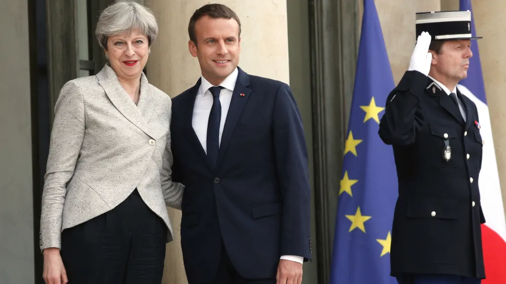 Theresa Mayová a Emanuele Macron