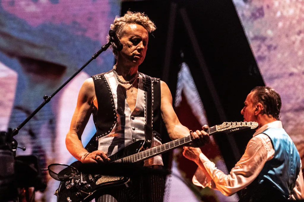 Depeche Mode pokračují v turné k albu Memento Mori, které vydali po smrti svého zakládajícího člena, klávesisty Andrewa Fletchera. „Zní to morbidně, ale lze se na to podívat i z té pozitivní stránky. Žijte každý den naplno. I takto lze název interpretovat,“ uvedl Martin Gore k názvu s významem „pamatuj na smrt“. V Praze synth-rocková kapela vystoupí hned na dvou koncertech 22. a 24. února