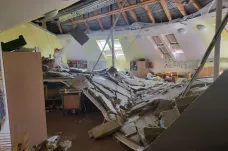 Ve škole v Horních Počernicích spadl strop. Učitelka děti včas evakuovala