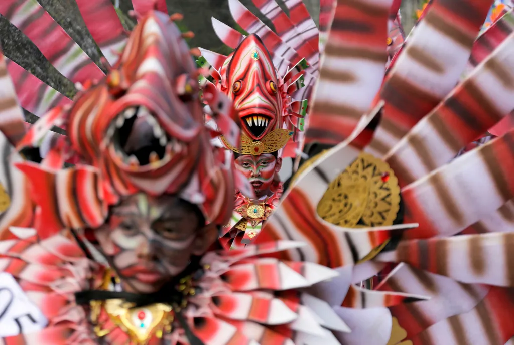 Umělci v dekorativních kostýmech během námořního festivalu na pláži Pandawa v letovisku na ostrově Bali