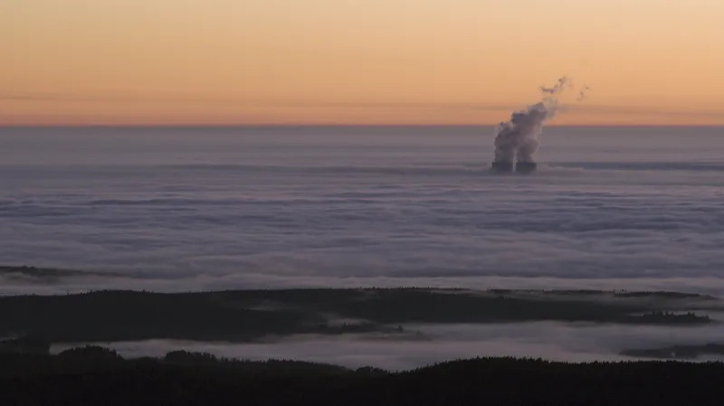 Temelínské chladící věže nad nízkou inverzní oblačností