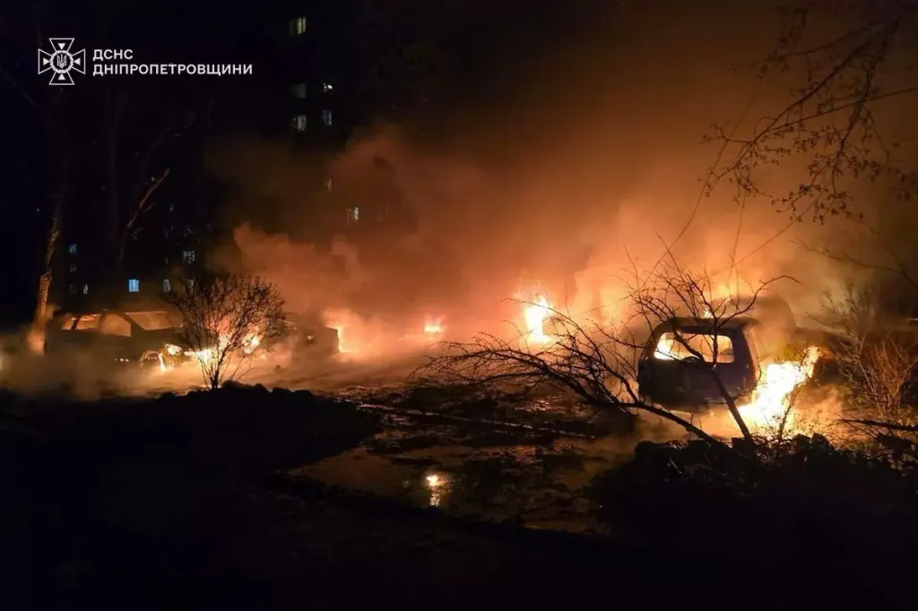 Hasiči bojují s následky ruských útoků v Dněpropetrovské oblasti