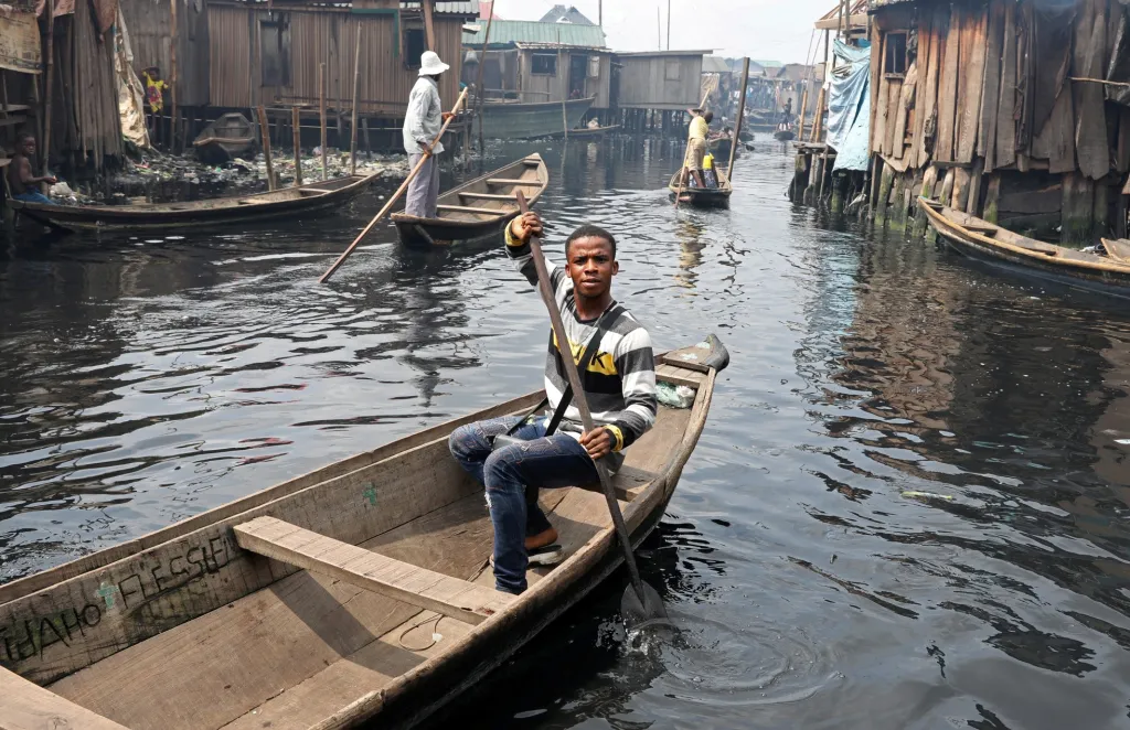 Děti si v královské hře šachy našly únik před vlivem jejich chudinského domova ve slumu Makoko v Nigérii. Hra jim dodává energii a sebevědomí, jak mohou změnit svůj život a získat kvalitní vzdělání