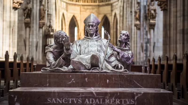 Sousoší svatého Vojtěcha, Radmila a Radly