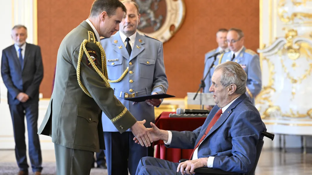 Budoucí náčelník Generálního štábu Karel Řehka a prezident Miloš Zeman