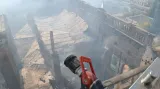 Výškový pohled na vyhořelý hotel