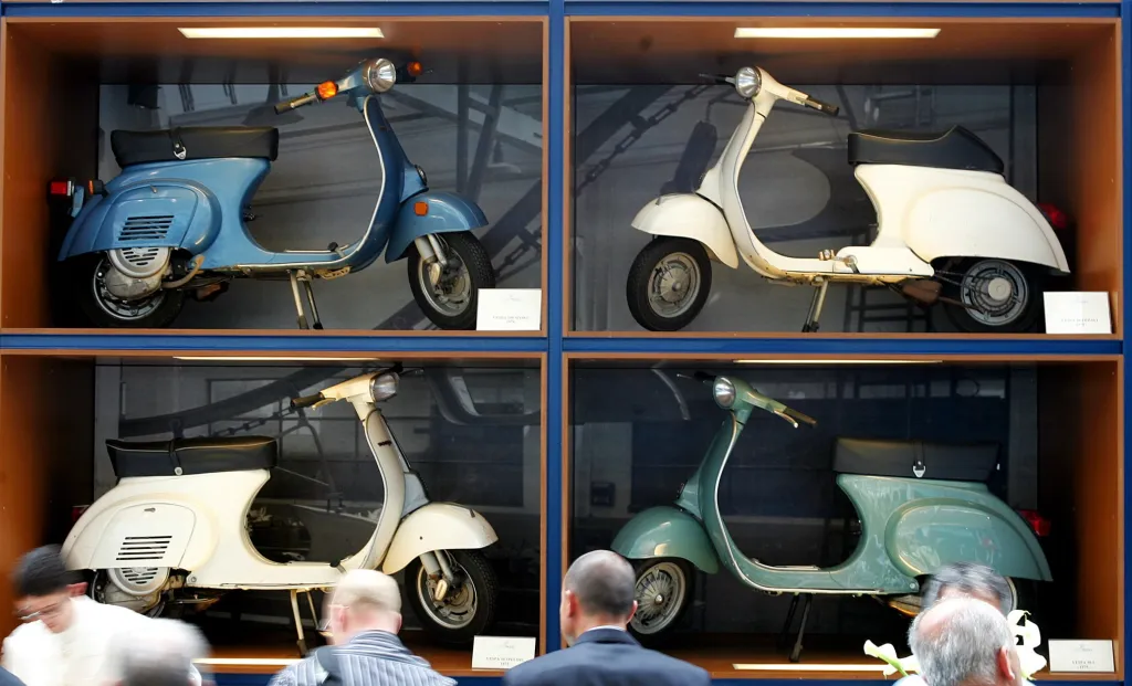 Vespa je designovým klenotem, který od svého vzniku láká a oslovuje celé spektrum umělecké komunity. Na snímku jsou vystaveny starší modely v Piaggio muzeu