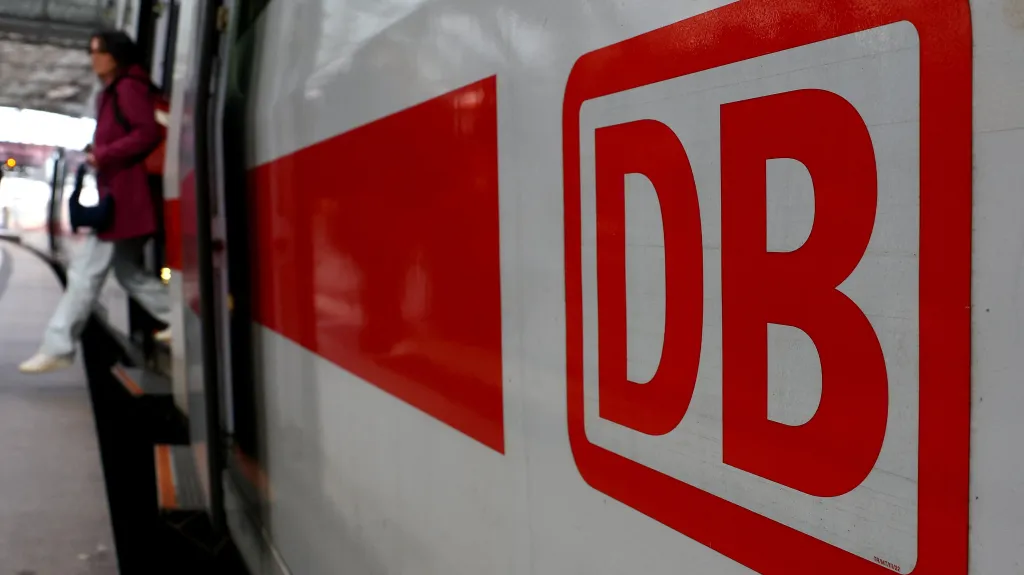 Vlak Deutsche Bahn na nádraží v Berlíně