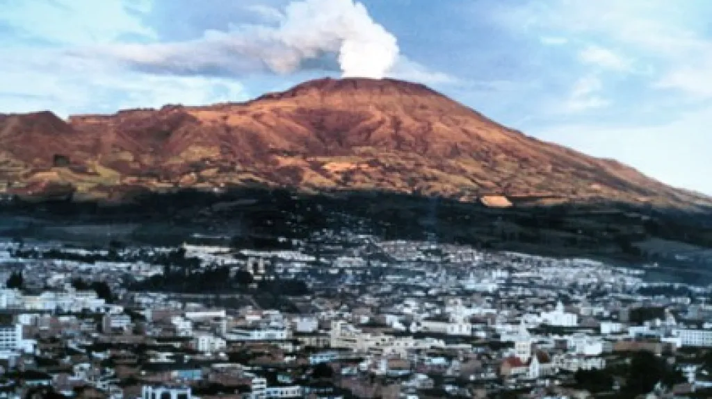 Sopka Galeras, v popředí město Pasto