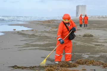 Mexické pobřežní komunity se obávají další kontaminace ropou, zdroj úniku je nejasný