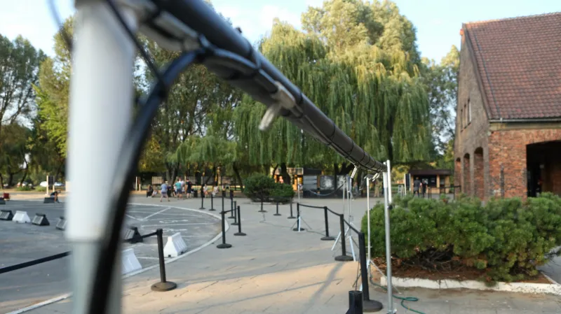 Kontroverzní rozprašovače před památníkem v Osvětimi