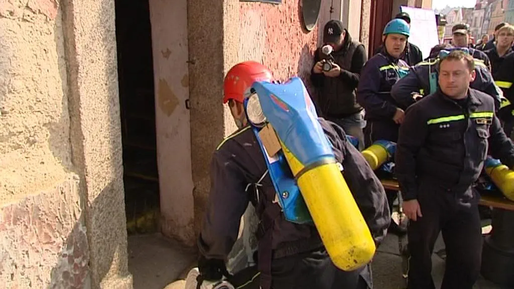 Hasič začíná svůj výstup na věž