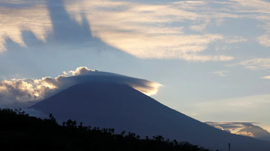 Indonéská sopka Agung