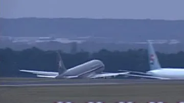 Letadlo s papežem opouští Prahu