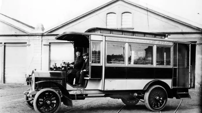 První pražská autobusová linka jezdila od března 1908 do listopadu 1909 v mimořádně náročných sklonových poměrech z Malé Strany na Hradčany. V provozu byly na trase tři vozy Laurin a Klemenet (na snímku) a jeden vůz firmy Ariés.