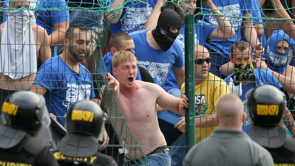 Řádění fotbalových chuligánů na zápase Baníku se Zlínem