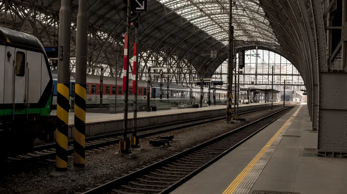 Jaro 2020: Na pražském hlavním nádraží se kolem 11. hodiny dopoledne pohybovalo několik desítek lidí čekajících na vlakové spojení. Nástupiště jinak zela prázdnotou
