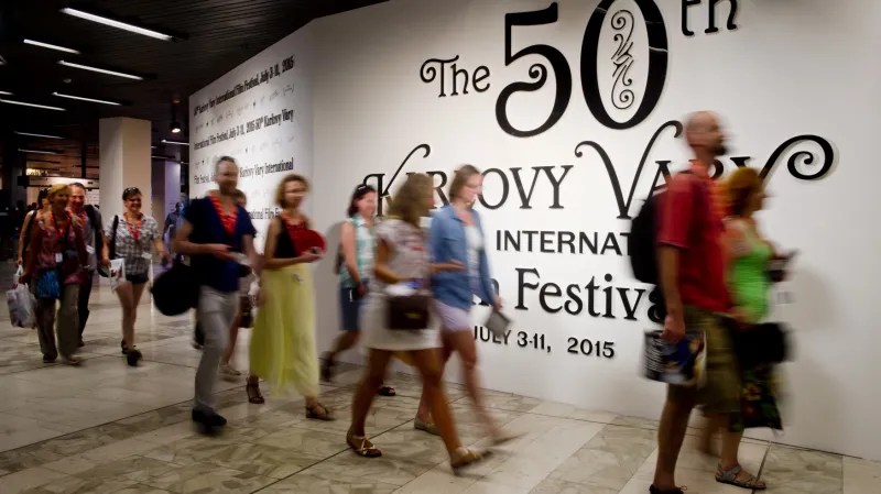 Diváci přicházejí na promítání do největšího sálu hotelu Thermal