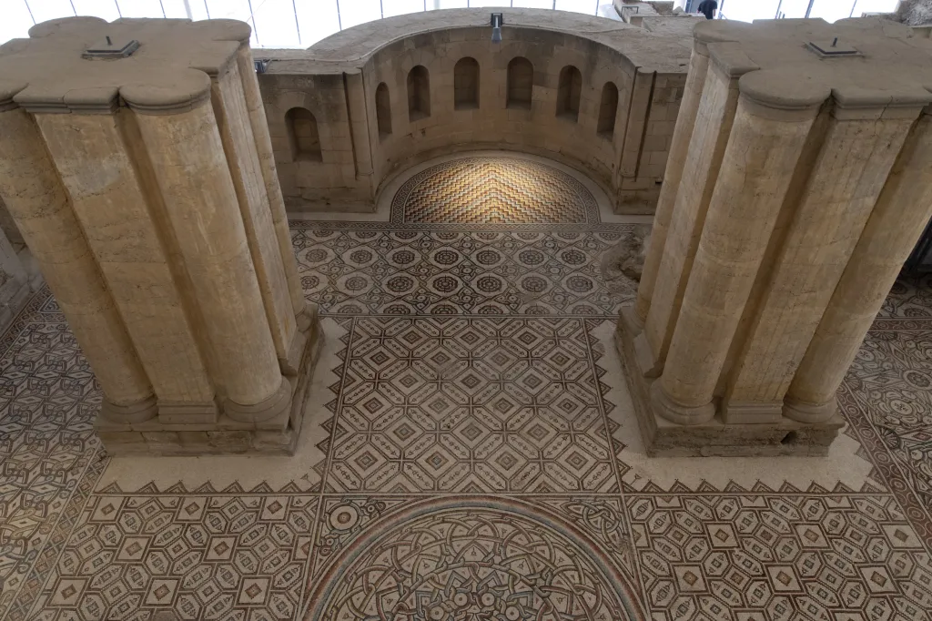Mozaika s červenými, modrými a okrovými geometrickými a květinovými vzory se nachází na podlaze Hišámova paláce, který byl podle výzkumů obydlen až do 10. století