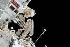 Ruští kosmonauti uklízeli vnější plášť ISS, našli tam 10 let odložený ručník