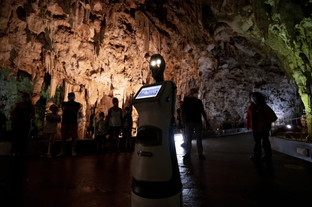 První robotí průvodce na světě, který předává informace turistům v jeskynním systému, se jmenuje Persefona. Turistům slouží v řecké jeskyni Alistrati