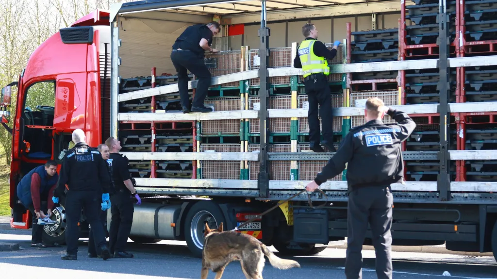 Britská policie nedaleko města Peterborough prohledává český kamion