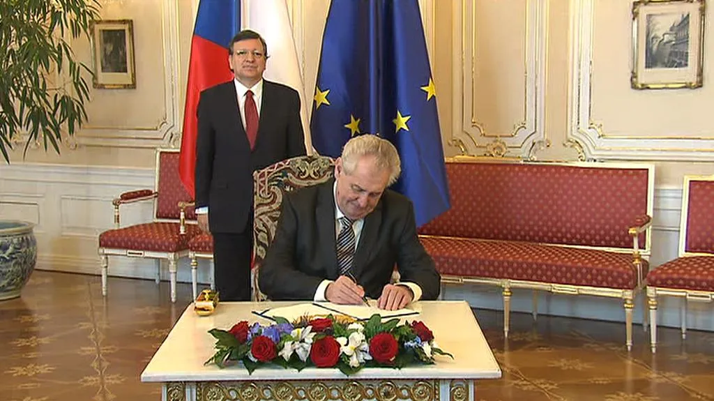 Miloš Zeman podepisuje euroval