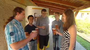 Studenti Gymnázia před svým prototypem pivního automatu