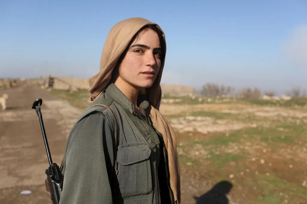 Stoupenkyně Strany kurdských pracujících hlídkuje jako odstřelovačka kousek od Sindžáru v Iráku. Zapojila se do boje proti jednotkám takzvaného Islámského státu. 13. březen 2015
