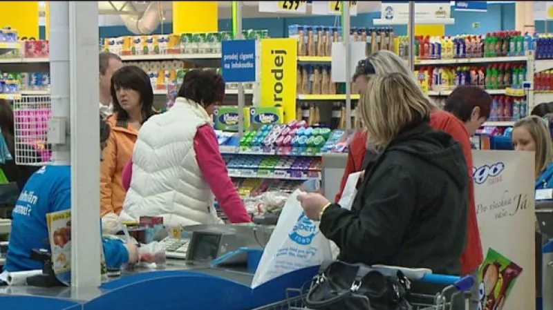 Čechům vzrostly mzdy, koupí si za ně ale méně