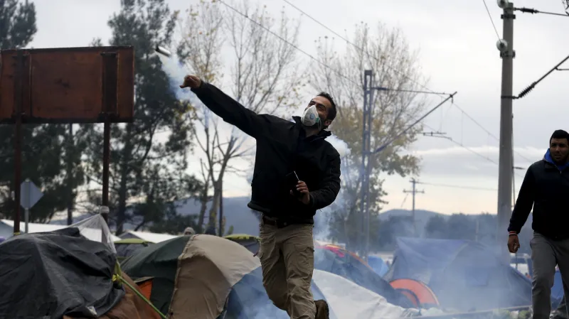 Události: Na makedonsko-řecké hranici roste plot