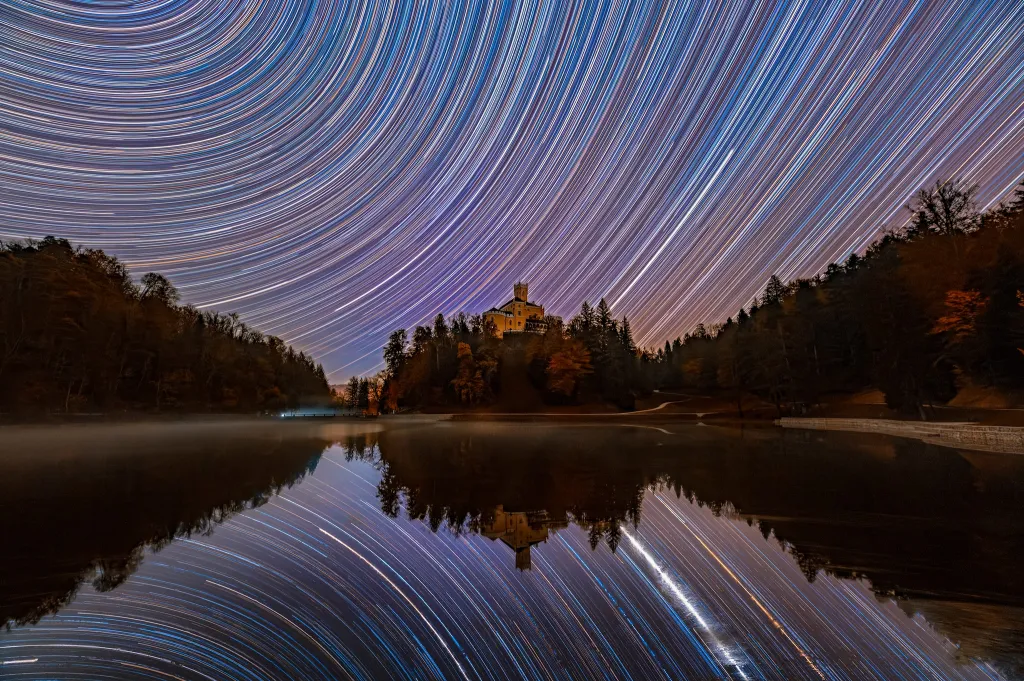 Branko Nadj, Trakošćan v Chorvatsku: Hra o trůny

Stopy hvězd nad hradem Trakošćan v severozápadní části Chorvatska. Jedná se o první pořádnou astrofotografii hradu postaveného ve třináctém století, která byla umožněna díky tomu, že na mou žádost správa hradu vypnula okolní reflektory a hrad tak zůstal ponořen do úplné tmy