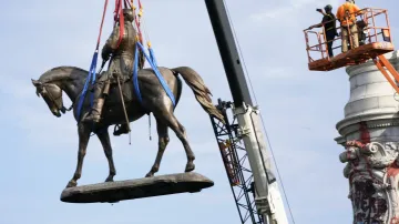 Odstranění sochy generála Leeho