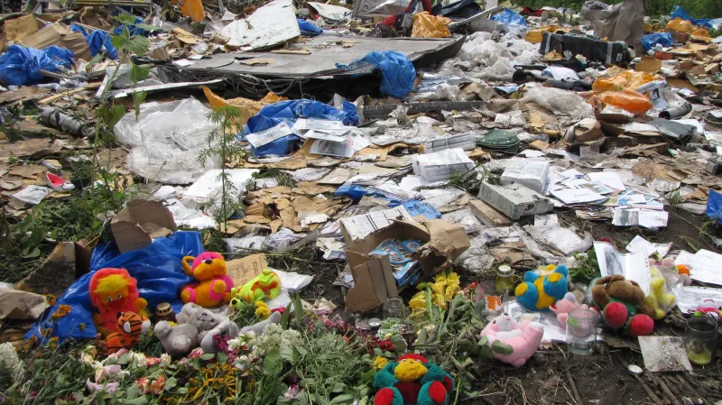 Plyšové medvědy a svíčky přinesli na místo tragédie lidé z okolí