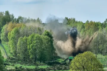 Ralskem zněly výbuchy. Pyrotechnici likvidovali munici z Bořího lesa na Břeclavsku