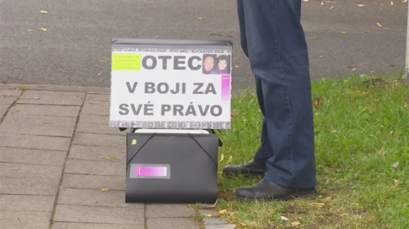 Antoni Miquel protestuje před soudem kvůli dceři, kterou chce mít ve střídavé péči