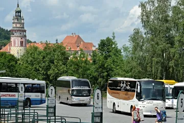 Měsíc od zpoplatnění vjezdu autobusů do Českého Krumlova. Denně padají pokuty, cestovky i hotely systém obcházejí