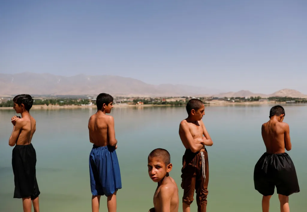 Skupinka hochů se baví u  jezera Qargha