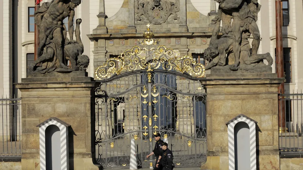 Policie před vstupem na Pražský hrad