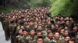 Pohoří Mjohjangsan, Severní Korea 2007. Vojáci stojí frontu před Muzeem mezinárodního přátelství. Expozice čítá více než sto tisíc darů, jež obdržel Kim Ir-sen, jeho syn Kim Čŏng-il a vnuk Kim Čŏng-un.