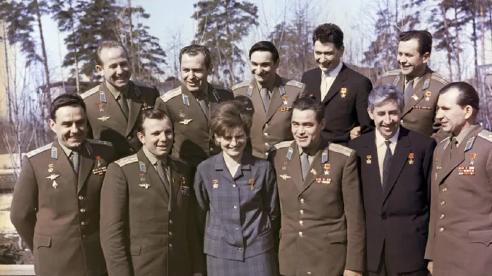 Komarov úplně dole vlevo, po jeho boku  Gagarin