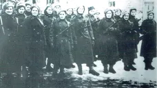 Vojenská přísaha v Jefremově v únoru 1944 (Božena Ivanová je označena křížkem)