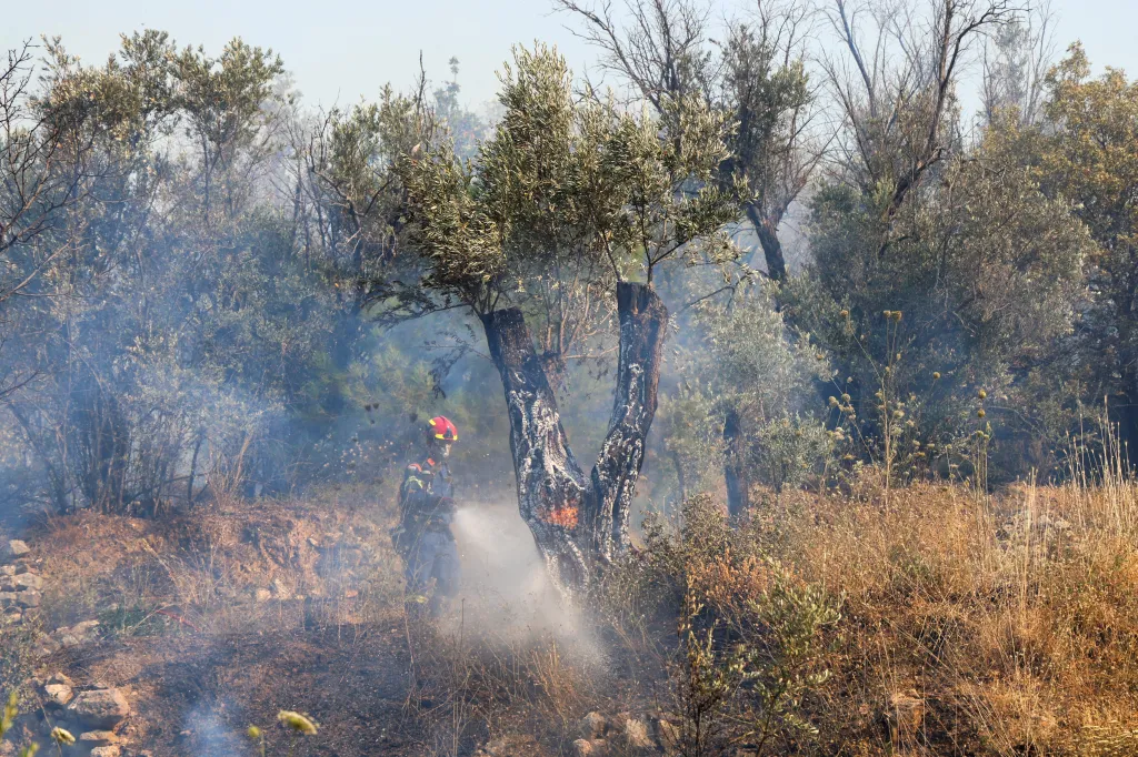 Silný vítr rozdmýchal požáry na řeckém ostrově Chios