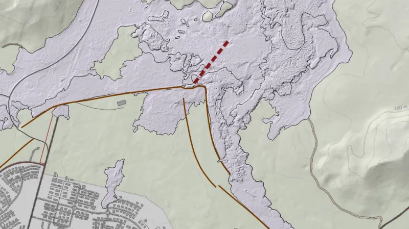 Na grafice je vidět linie zábran, čárkovaně je 1200 metrů dlouhý proud lávy, který k městu teče