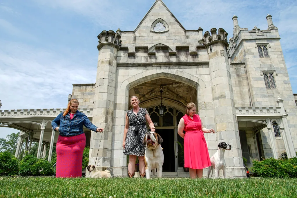 Jedna z nejstarších přehlídek psů na světě pořádaná klubem Westminster Kennel Club Dog našla nové místo v zahradách gotického usedlosti zvané Lyndhurst Mansion